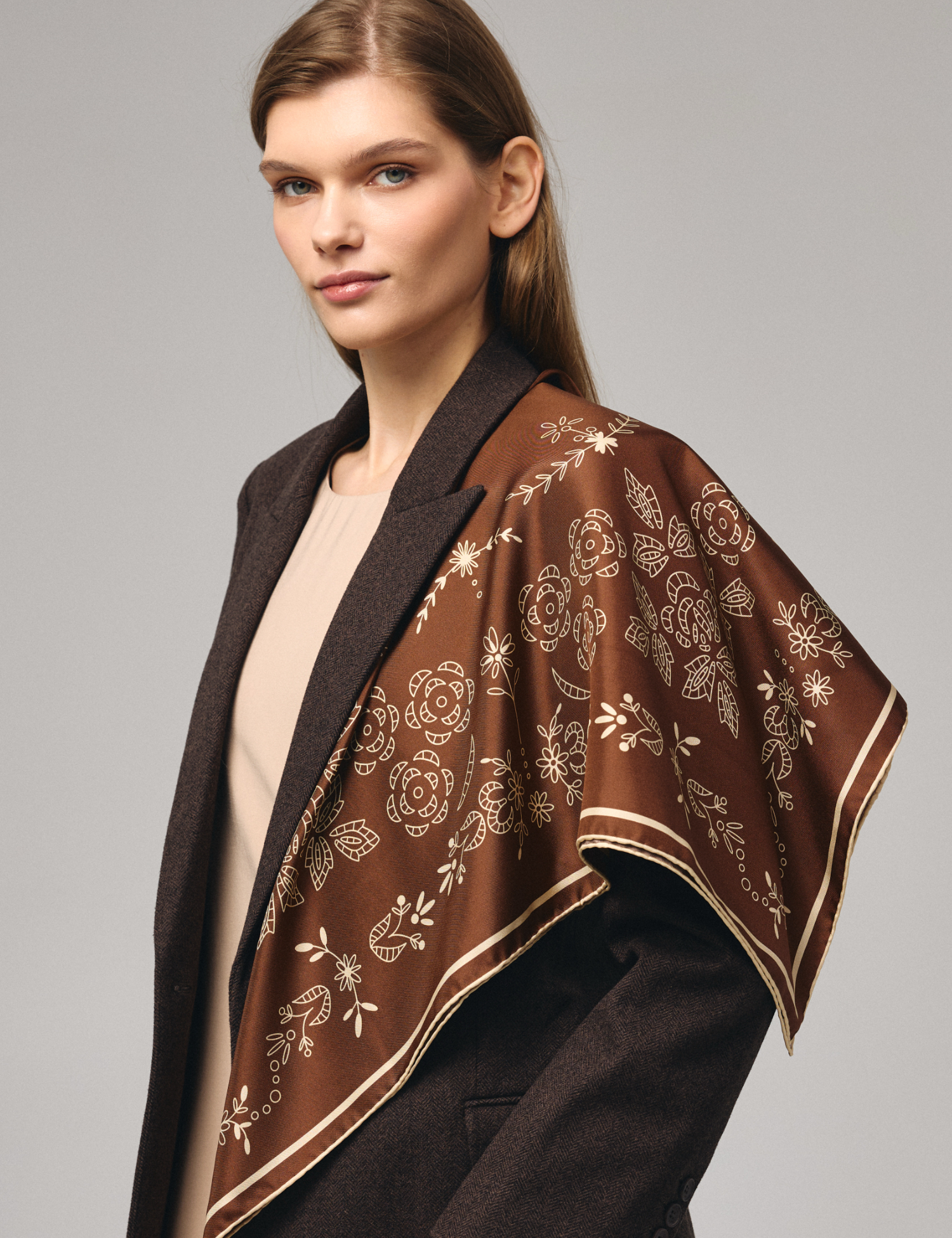 Картинка Хустка темно-коричнева з бежевим